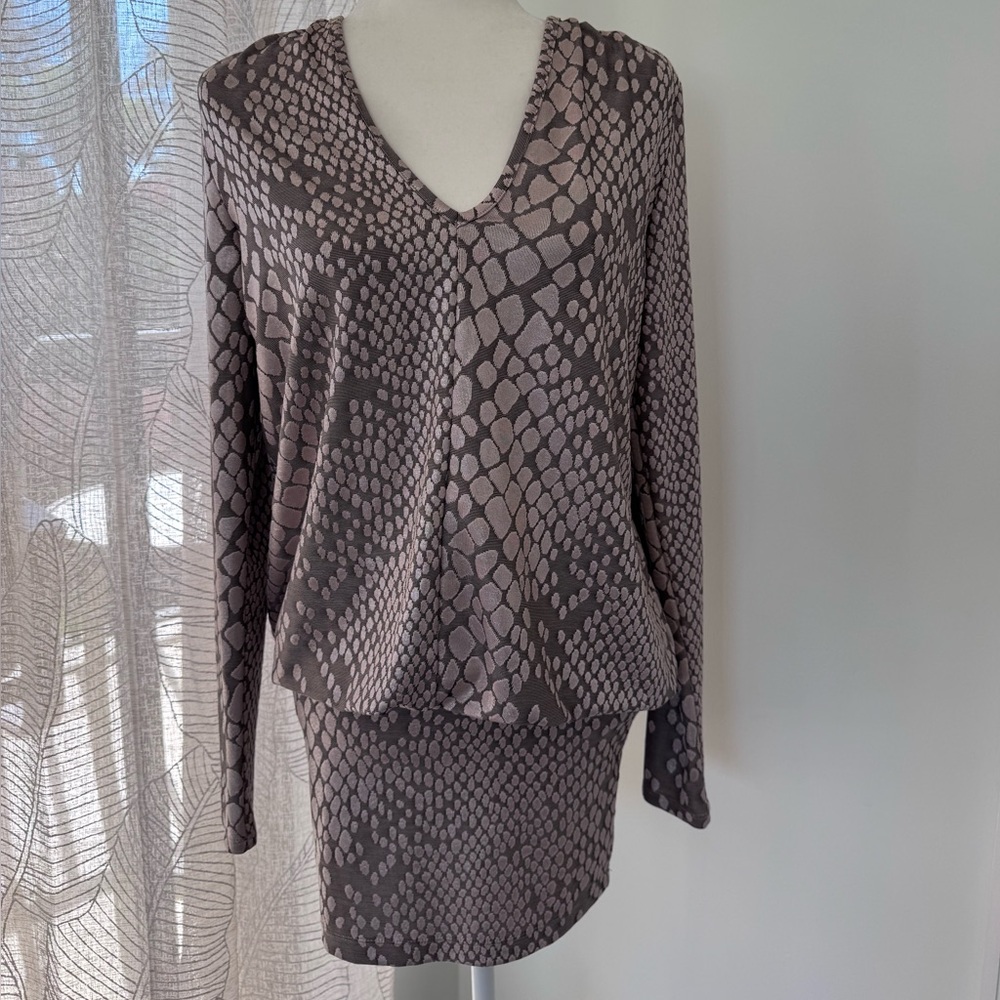 Small VENUS Mini long sleeves dress, lose on top, thigh in the mini skirt part.
